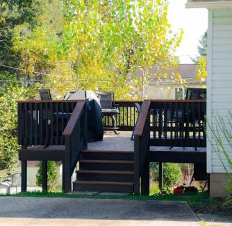 Logan House | Blue Heron Cottage with Game Room, Deck & Hot Tub