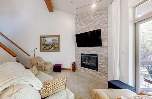 Willow Grove Apartment | Blue River Grove