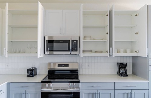 Del Valle Apartment | Blueground | Del Valle, pool, nr McKinney Falls