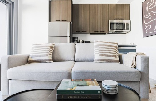 Downtown Austin Apartment | Blueground | Downtown, pool & AC, nr Capitol