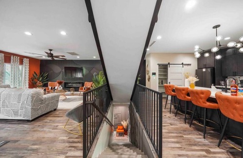 Foster Place House | Both Units · Luxury Htx High-rise Hottest Ctrl Area + King Beds