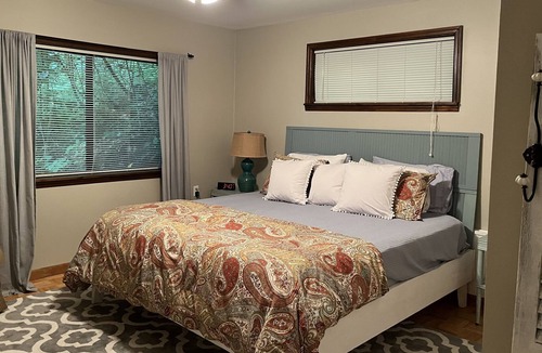 Rabun Gap Cabin | Boulder Mountain Hideaway at Rabun Gap on 8.75acres-firepit & fireplace