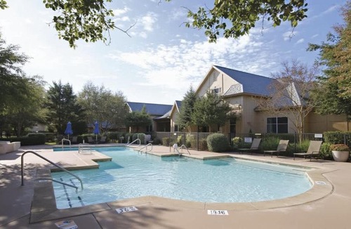 Willow Run Apartment | Boulevard Stays Peaceful 1BR King Suite Pool Parking Gym 02