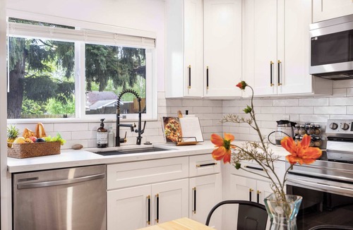 Picnic Point-North Lynnwood Apartment | Brand New 1BR Designer's Oasis 1min to I-5, Costo