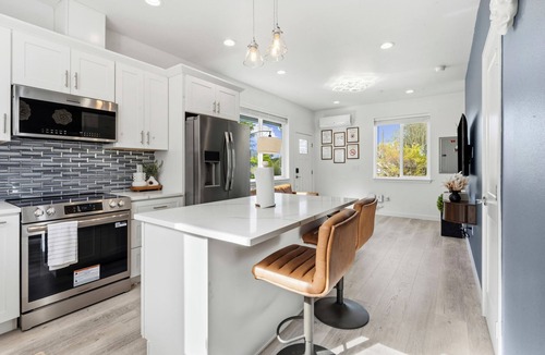 Burien House | Brand New 3BR Home with King Bed, AC – Near Airport