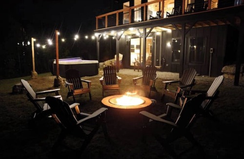 Sunday River Area Ski Chalet | Brand New. Views! Hot Tub. Sleeps 14. Kid Friendly