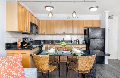 Waikiki Apartment | Breezy condo with ocean views & beach essentials