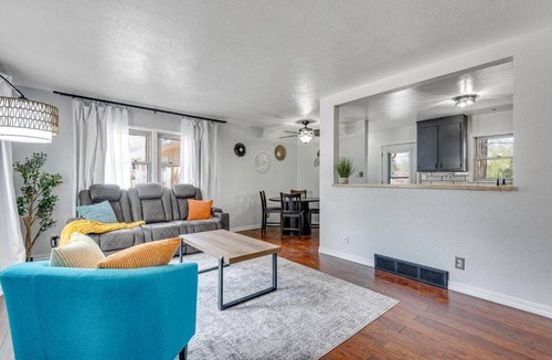 Broadmoor House | Bright 2BR Broadmoor Basecamp | King Bed