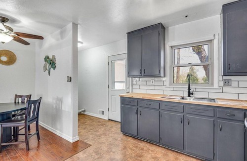 Broadmoor House | Bright 2BR Broadmoor Basecamp | King Bed