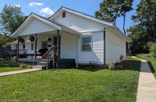 Bloomington House | Bright and Fun Bungalow Prefect for your Bloomington Stay