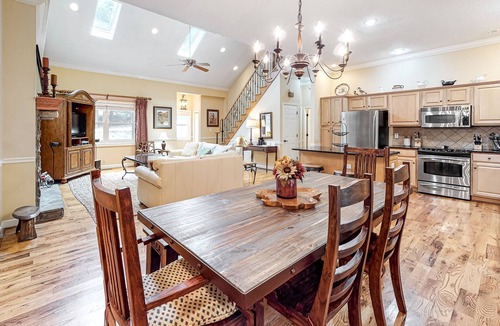 Sugar Mountain Cabin | Bright, cheery cottage w/vaulted ceilings and luxury kitchen appliances
