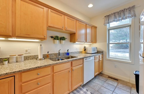 West Hartford Condo | Bright Condo w/Community Perks: Near Ski Quechee!