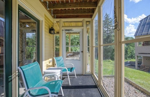 North Conway Condo | Bright condo with WiFi, fireplace, outdoor pool, & excellent location