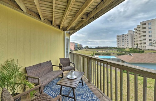 Emerald Isle House | Bright Emerald Isle Condo w/Private Beach Access!