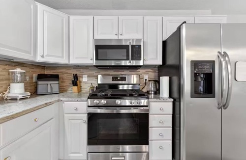 Galloway House | Bright Home w/Patio + Fenced Yard - Sleeps 8