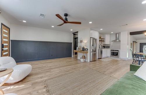Midlothian House | Bright Ivory Studio Getaway- Walk Shops & Dining