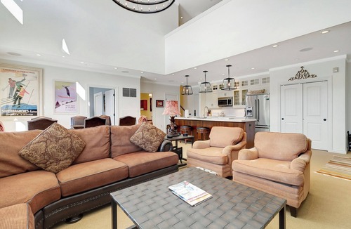 Stratton Mountain Condo | Bright retreat w/hot tub & resort access