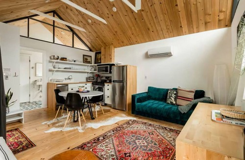 Bouldin Apartment | Bright South Congress Studio Treehouse + Parking