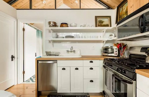 Bouldin Apartment | Bright South Congress Studio Treehouse + Parking