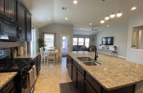 Leander House | Bright Stylish 3 BR Home w/Pool & Hot Tub