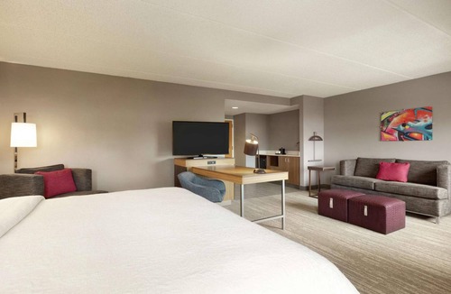 US 290 Hotel | Brookhollow Accommodation near Local Restaurants | Pets Allowed | Free Parking