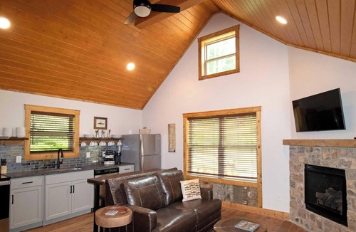 Roan Mountain Cabin | Brown Trout Cabin - 1 Bedroom + Loft & Sleeper Cabin, River Access