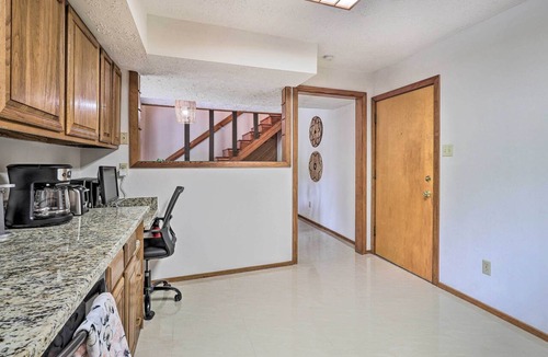 Briarcrest Estates Cottage | Bryan Home w/Deck & Yard ~ 4 Mi to Texas A & M!