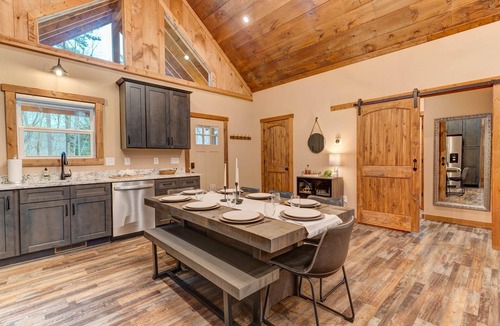Ellijay Cabin | Bucks & Bourbon-Luxury– 3 King Beds Hot Tub Fire Pit Game & Movie Rooms