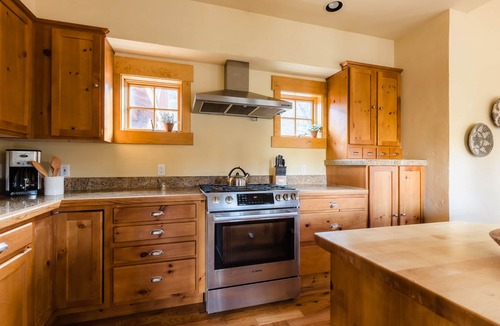 The Highlands Cabin | Buffalo by AvantStay | Beautifully Designed Cabin w/Hot Tub