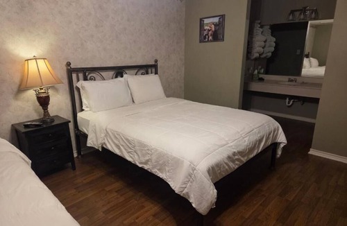 San Saba Hotel | Burnham's Lodging