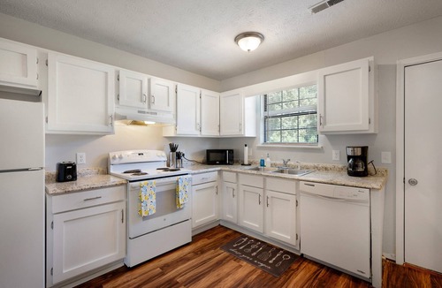 Calhoun House | Business-Ready 2 Bedroom Suite