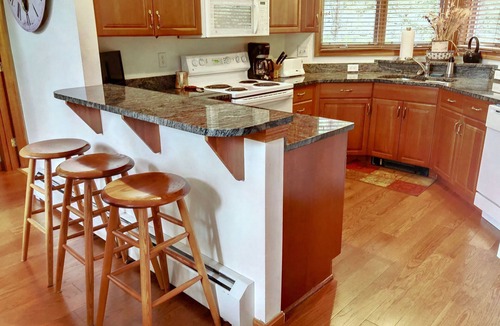 Bretton Woods House | C7 Beautifully appointed slopesideCrawford Ridge end unit townhome with fireplaces, yard