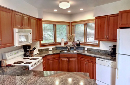 Bretton Woods House | C7 Beautifully appointed slopesideCrawford Ridge end unit townhome with fireplaces, yard