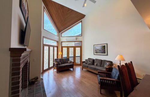 Bretton Woods House | C7 Beautifully appointed slopesideCrawford Ridge end unit townhome with fireplaces, yard