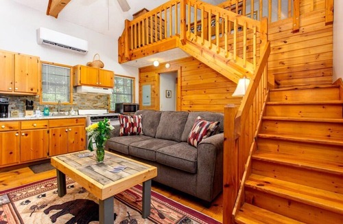 Ellijay Cabin | Cabin Near Amicalola Falls | Firepit | Great for a summer getaway!