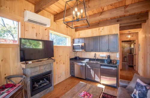 West Jefferson Cabin | Camp 4 Tiny Homes | #4 Mount Whitney | 1 Mi. to Downtown West Jefferson