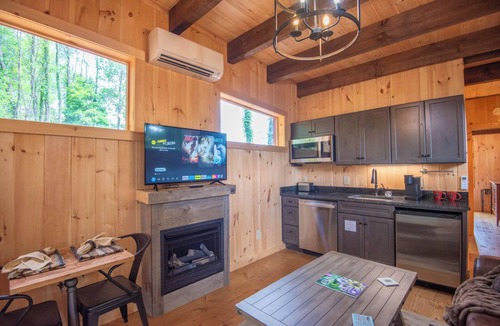 West Jefferson Cabin | Camp 4 Tiny Homes | #7 El Capitan | 1 Mi. to Downtown West Jefferson