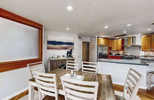 Bayshore - Klatt House | Campbell Lake Escape | Waterfront Estate | Dock