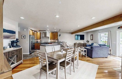 Bayshore - Klatt House | Campbell Lake Escape | Waterfront Estate | Dock