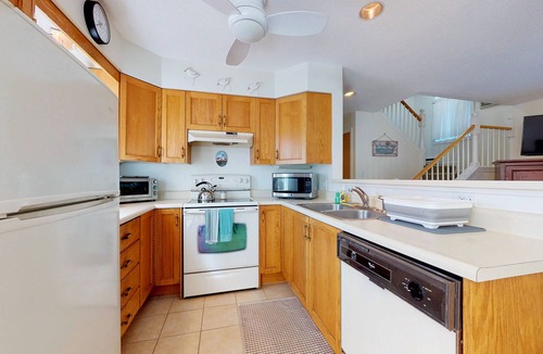 Ocean Park Condo | Cape Cod style condo with grill, pool, sauna, & gym - near beach