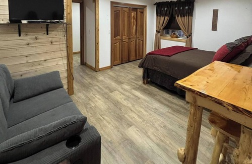 Palmer Bed & Breakfast | Caribou Suite @ Alaska Knotty Pine B&B -Luxury Soaker Tub, Shower, Pullout Couch
