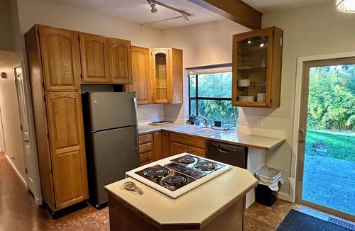 SeaTac House | Cascading Stream Oasis: 4BR Near SeaTac Airport with Air Conditioning