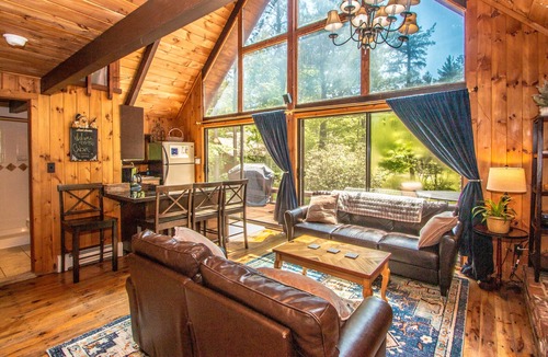 North Conway Ski Chalet | Cathedral Ledge View Chalet. Walk to Echo Lake & 5 Min to Town!