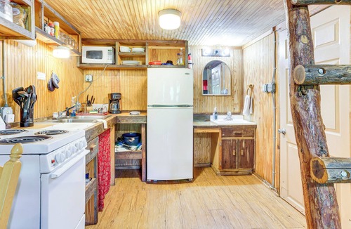 Davis Apartment | 'Cedar Falls Cabin 3' Next to Turner Falls Park