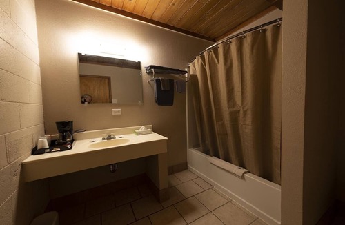 McCook Hotel | Cedar Inn