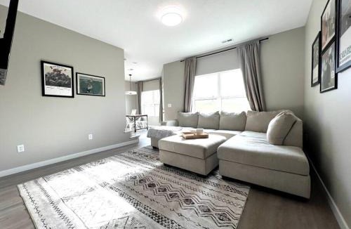 Cedar Falls Apartment | Central Cedar Falls Townhome - King Beds!