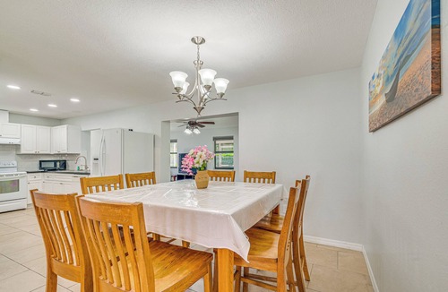 Spring Hill House | Central Spring Hill Home | Lanai, Games & Beaches