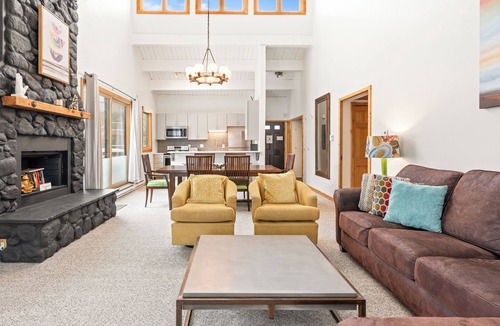 Four O'Clock Condo | Central, Top Floor Unit, Close to Lift and Town