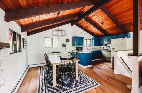 Bartlett Ski Chalet | ★Centrally-located chalet w/deck + Saco nearby★