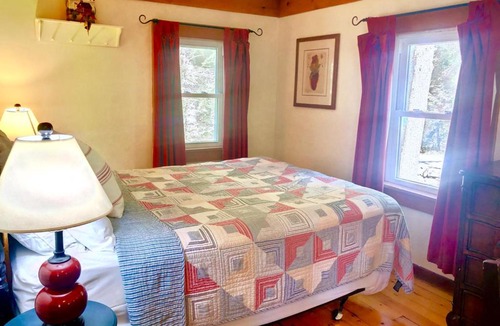 Franconia House | CH Adorable cottage in Franconia minutes from Cannon Franconia Notch Fire Pit wifi laundry
